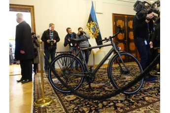 Зеленському в Естонії подарували велосипед