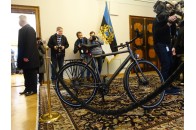 Зеленському в Естонії подарували велосипед