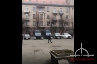 Майже десяток автівок поліції − охорона від провокацій: у луцькому СНУ розпочався другий тур виборів ректора (фото)