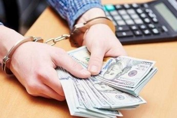 У Польщі українці вимагали у чоловіка гроші, забрали телефон та банківські картки