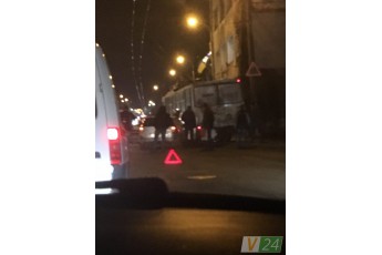 У Луцьку сталася аварія за участі двох автомобілів та тролейбуса (фото, відео)