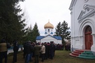 ПЦУ чи УПЦ: на Волині біля церкви зібрались місцеві жителі та правоохоронці (відео)