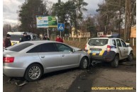 На Волині елітний легковик протаранив поліцейське авто (фото)