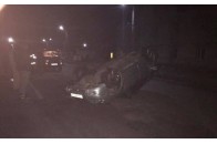Дивом лишились живі: у місті на Волині автомобіль на швидкості влетів у бордюр та перекинувся