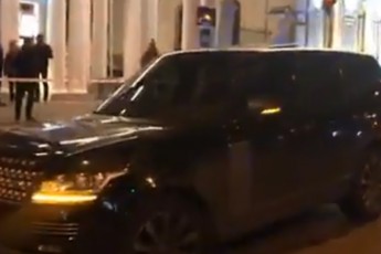 Невідомі обстріляли елітне авто у столиці, вбили дитину, яка знаходилась в салоні (відео)