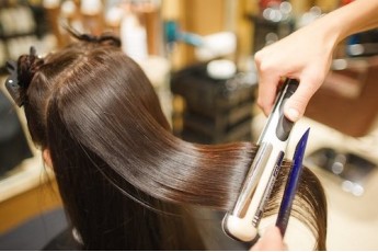 Популярна процедура догляду за волоссям – насправді псує його стан: висновок дерматолога