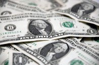 Долар пришвидшив падіння й побив новий рекорд