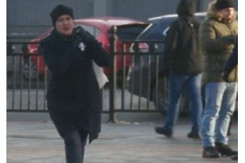 Савченко насипала під Радою землі і поставила ялинку (відео, фото)