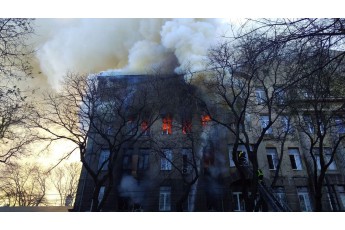 В Одесі горить коледж зі студентами всередині, є потерпілі (відео)