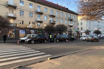 У центрі Луцька зіткнулись автівки (фото)