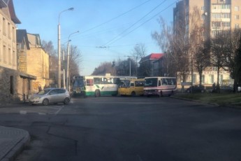 Подвійна ДТП у Луцьку: зіткнулись маршрутка, тролейбус та легковик (фото)