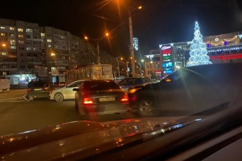 У Луцьку на перехресті виникла масштабна ДТП за участі п'яти автомобілів (фото)