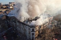 Пожежу в коледжі Одеси ще не погасили, пошуки зниклих ускладнилися