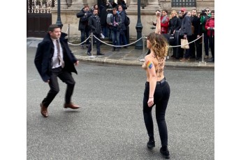 Stop Putin's war: гологруді Femen влаштували акцію в Парижі (відео)