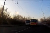 У Луцьку маршрутка вилетіла на зустрічну і ледве не зіткнулася 