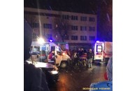 Діставали з авто: у Луцьку легковик на швидкості врізався у маршрутку, є постраждалі (фото)