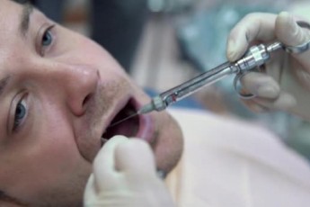 Із шлунку пацієнта у Луцьку дістали стоматологічну голку (відео)