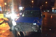 П'янючий чоловік викрав фургон та протаранив припарковані авто уздовж вулиці (фото, відео)