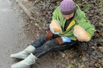 Страшна старість: жінка з інвалідністю півкілометра повзла калюжами по хліб (фото)