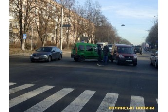 У Луцьку біля пішохідного переходу зіткнулись дві автівки (фото)