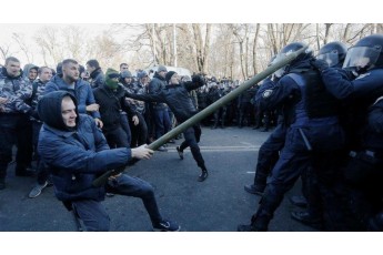 Хлопець у дуже важкому стані: стало відомо про побитих під час протестів у Києві