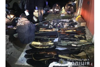 Арсенал у гаражі: поліція вилучила у чоловіка 10 тисяч одиниць зброї у Рівному (відео)