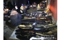 Арсенал у гаражі: поліція вилучила у чоловіка 10 тисяч одиниць зброї у Рівному (відео)