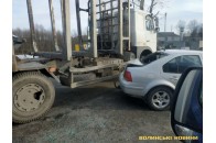 На Волині зіткнулися легковик та лісовоз, дорога майже перекрита (фото)