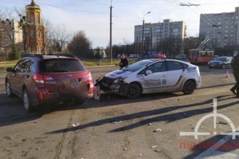 Головні новини Волині 18 грудня: луцькі патрульні потрапили у аварію; на громадській зупинці виявили тіло мертвого чоловіка