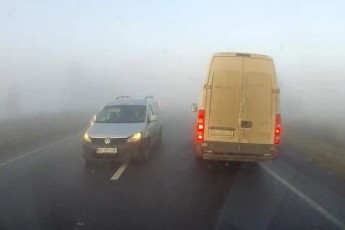 Небезпечні маневри в тумані: на Волині водій ледь не спричинив аварію (відео)