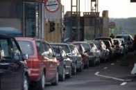 Українці стоять у кілометрових чергах, повертаючись додому з Польщі