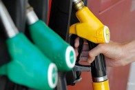 Зеленський закликав мережі АЗС знизити ціни на пальне 