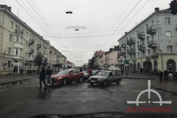 У Луцьку на перехресті зіткнулися дві автівки (фото, відео)