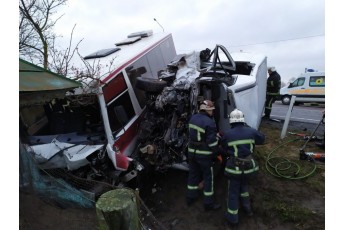 Рятувальники вирізали водіїв з транспорту: повідомили деталі автотрощі на Волині за участі маршрутки та буса (фото)