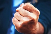 У центрі Луцька двоє молодиків побили людей на зупинці