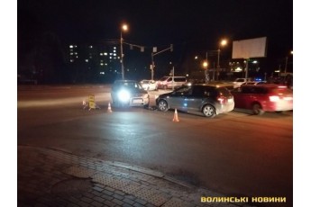 У Луцьку на перехресті зіткнулось два автомобілі (фото)