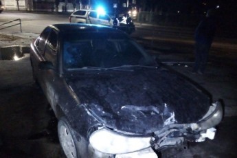 Нічна ДТП у Луцьку: автівка знесла металеву огорожу (фото)