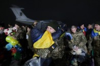 Зеленський із родичами полонених зустріли звільнених Героїв в аеропорту 