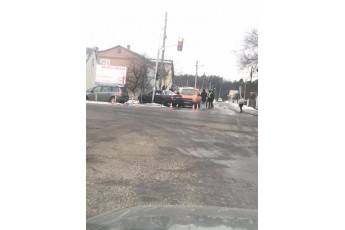 Не розминулися: у місті на Волині зіткнулось два автомобілі