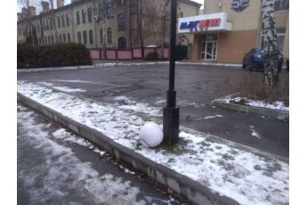 У Луцьку вандали розтрощили ліхтар