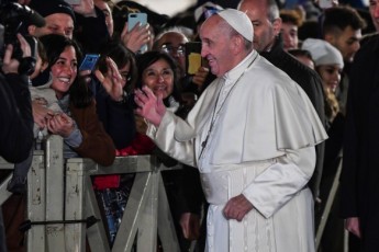 Папа Римський вибачився через інцидент з фанаткою