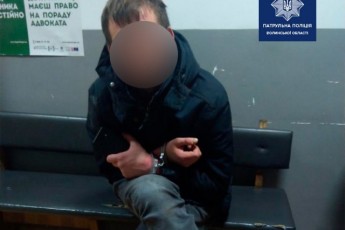У Луцьку неадекват стрибав по припаркових автомобілях (фото)