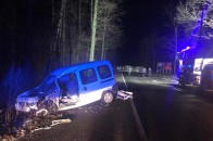Водія з авто витягали рятувальники: у масштабній аварії на Рівненщині постраждало двоє людей (фото)