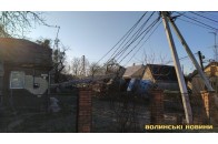 У Луцьку внаслідок падіння автокрана весь район залишився без світла