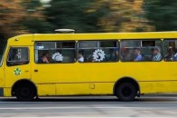 У місті на Волині невідомі кинули камінь в маршрутку та розбили скло (фото)