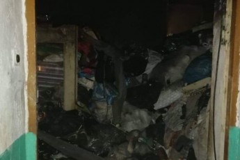 Гори мотлоху та повна антисанітарія: показали жахливі фото квартири, у якій спалахнула пожежа у Луцьку