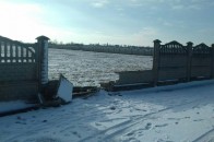 Неподалік Луцька автомобіль зніс огорожу та втік (фото)