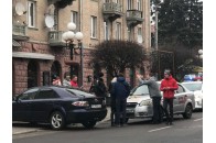 У центрі Луцька учбовий автомобіль протаранив 