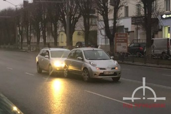 У Луцьку зіштовхнулись два автомобілі: рух вулицею ускладнений (фото)