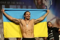 Усик в оточенні священників та колядників відвідав тренування з боксу у Рівному (відео)